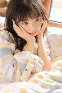 白月光明洋写的小说村子被土匪袭击时，丈夫却在城里陪白月光看电影