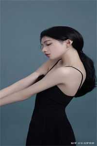 得知爸妈车祸我一夜白头，老公却还在陪养女打黑悟空全局